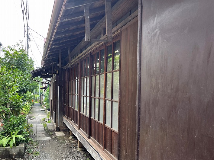 腰越の小道を進むとありました！この佇まい。朝ドラに出てきそう。