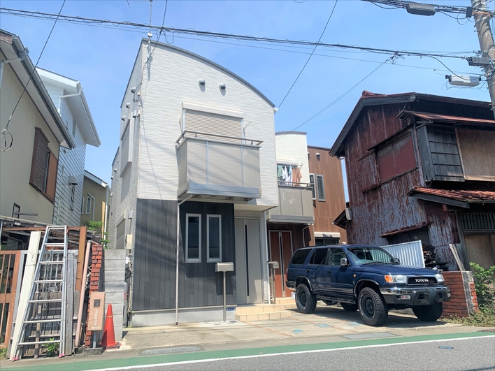 カーブした屋根が印象的な外観。玄関前に車も停められます。