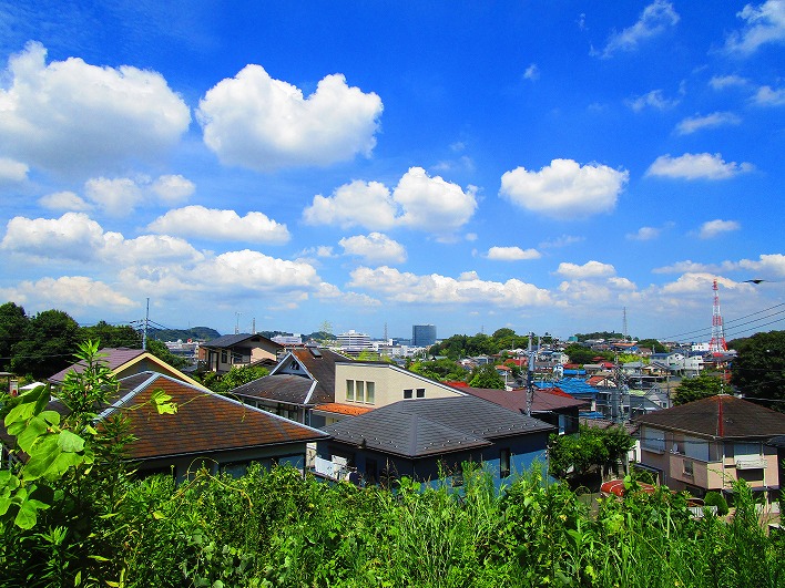 大船の街を見渡す高台