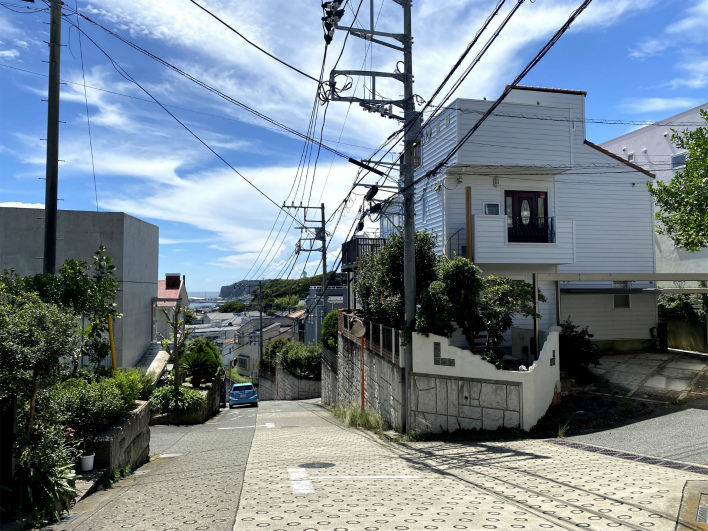 右側の白い家が今回ご紹介の物件。ほら！海と江ノ島が見えてるー！