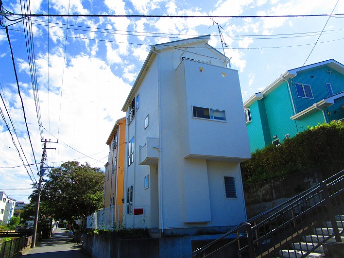 葉山、下山川沿いのノッポな３階建て。