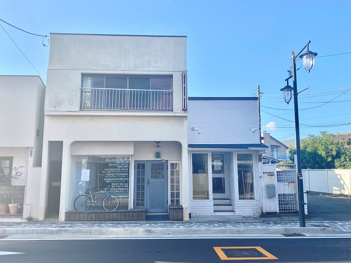 ここでーす！六地蔵交差点そば。由比ガ浜中央商店街のはじっこの方に位置します。