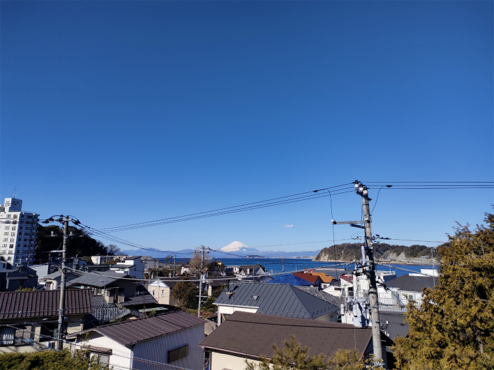 現地3階バルコニーからの眺め。HELLO！富士山＆江ノ島！