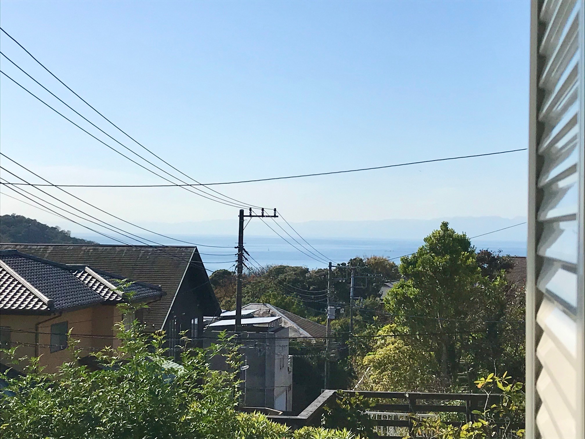 2階から相模湾を一望。奥に富士山と伊豆半島も。