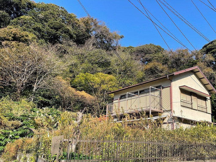 こんもり鎌倉の山に囲まれて。四季の移ろいをゆったり感じられそう。