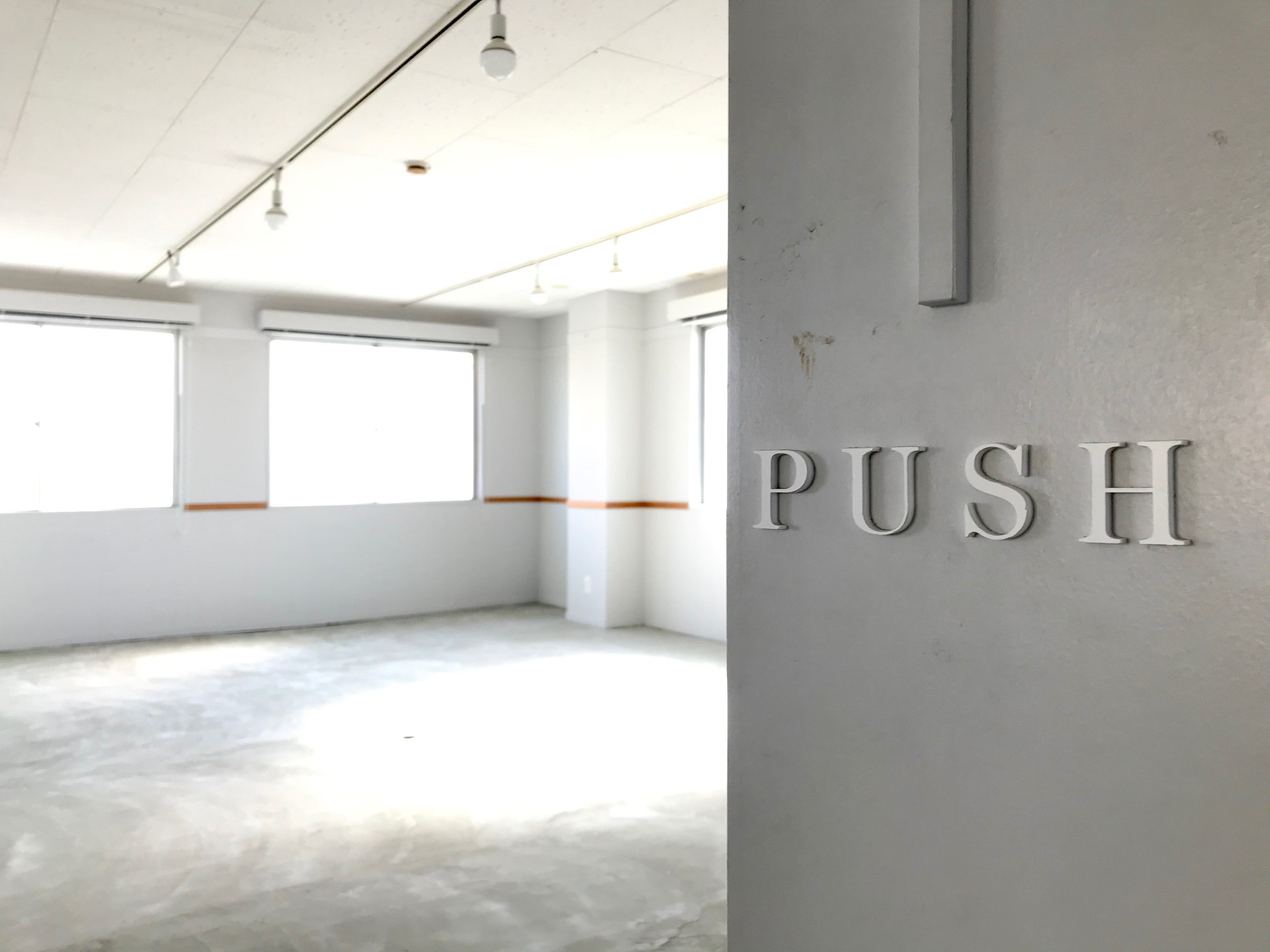 オフィス入口には「PUSH」と書いた押し扉付き。