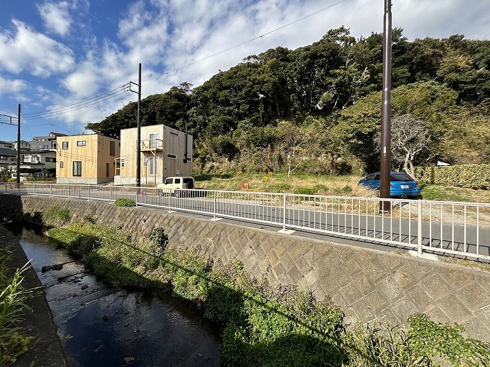 前面道路も広く、駐車もしやすい。かつ、住民の車しか入ってこないので、安心感もあり！