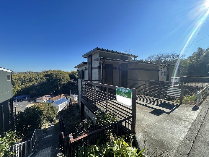 鎌倉山の高台となれば、眺望への期待が高まっちゃいますね。