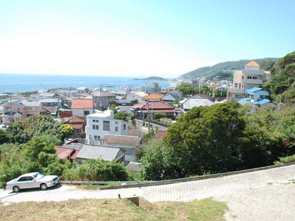 海を見渡す高台。