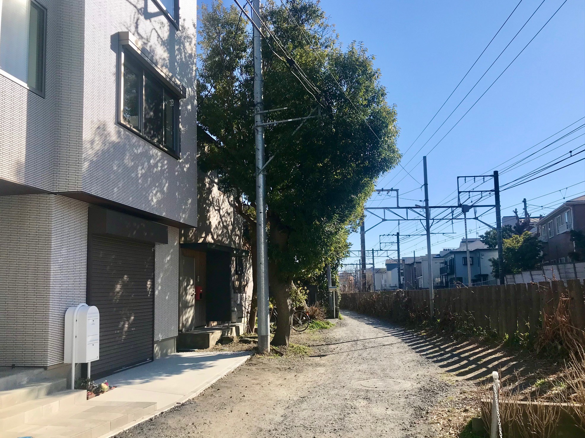 「ガレージブルーベル」の隣空いてます。JR線路沿いに建つ新築未入居店舗です。