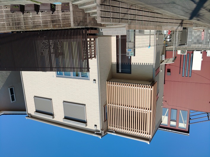 大磯町国府本郷。閑静な住宅がに建つ築浅のオサレな戸建。