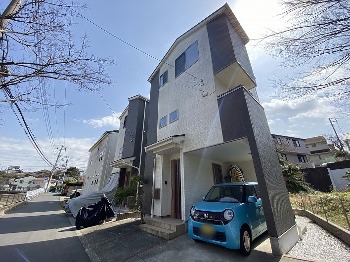 開口部が南向きという事もあり、陽当たりがとても良く使い易い間取りの当物件。カースペース１台とサーフボードなどを置けるスペースもあります！