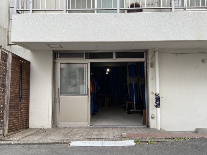 前を通るとのぞきたくなるような外観