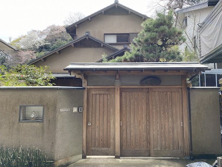 見てください、堂々とした歴史感じる佇まい。