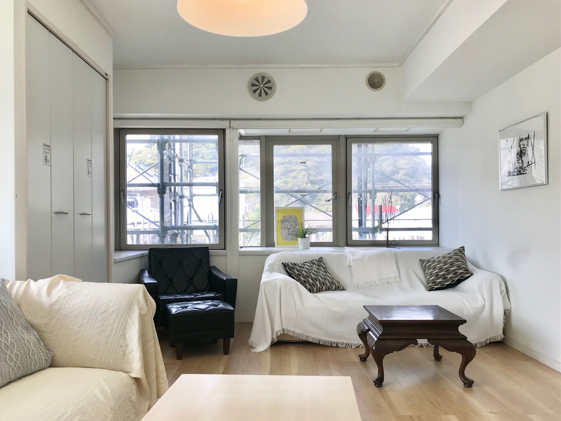 部屋からは長谷の山並みを遠望できリラックスできる空間。