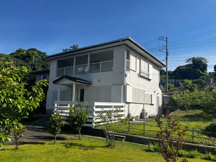 たっぷりのグリーンに囲まれた300坪越えの敷地に建つお家です。