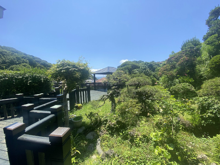 お庭というか、プライベートな公園だ。海もばっちり見えています。