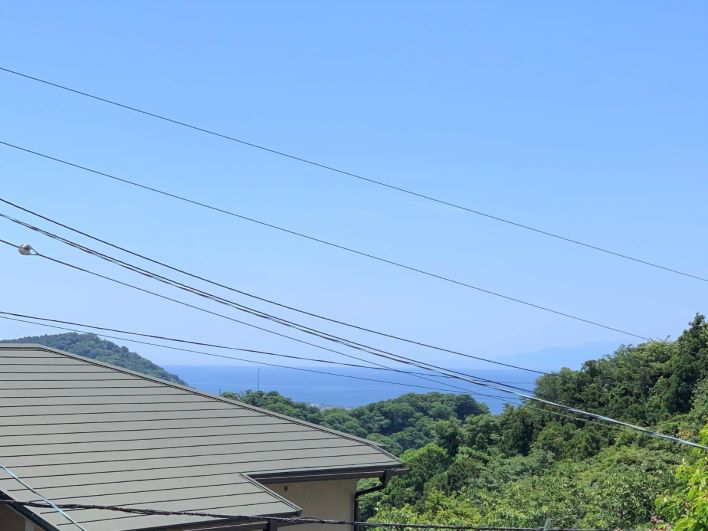 バルコニーからは相模湾を遠望。海も山も両方楽しめるなんて贅沢だね。