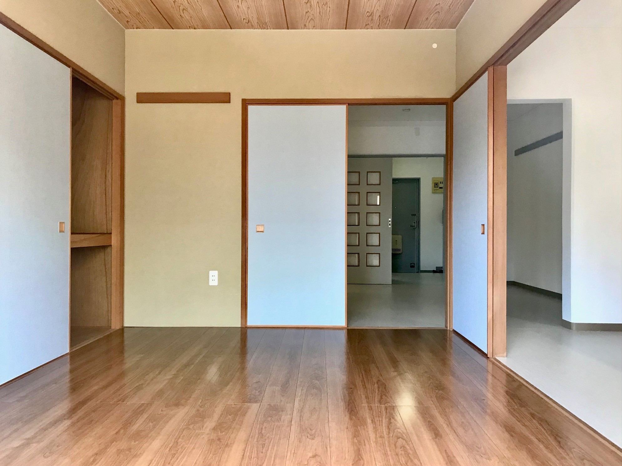 バルコニー側の洋室6畳の部屋。淡い水色の引き戸が良いアクセントに。