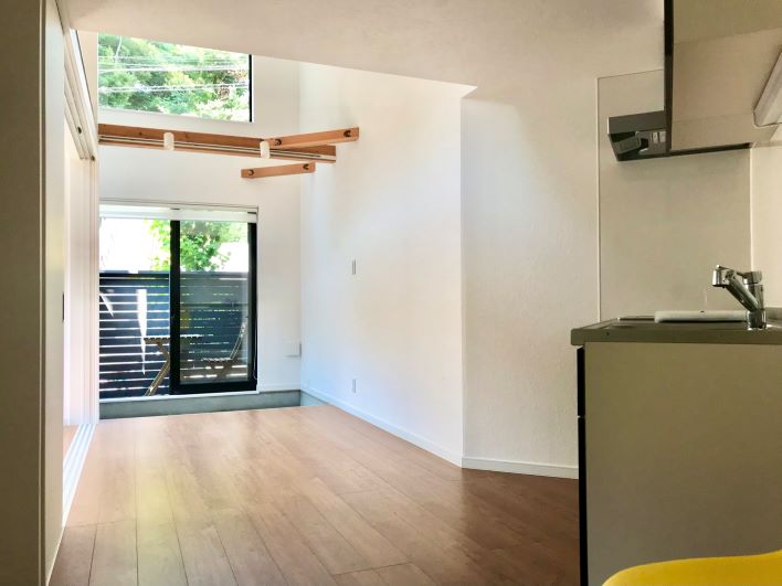 明るく開放的なリビング。山の緑も部屋から見えて居心地良い空間。