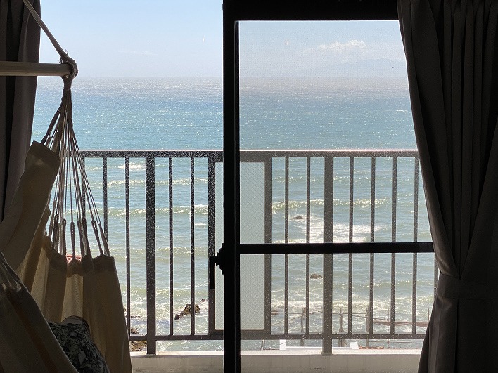 どうですか？このお部屋から見える海！