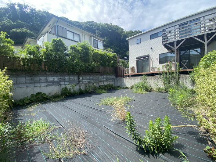西側に望む妙本寺の山並み。2階からこの景色を切り取りましょ！