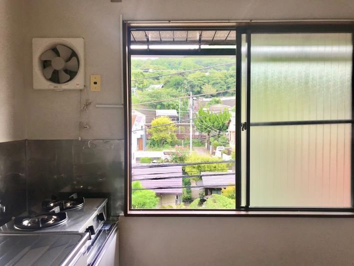料理しながら北鎌の街を遠望できるなんてサイコー！