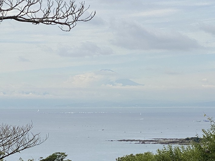 正面に富士山。海、長者ヶ崎、江の島、伊豆半島とこれだけでも景観が良いのがわかります。