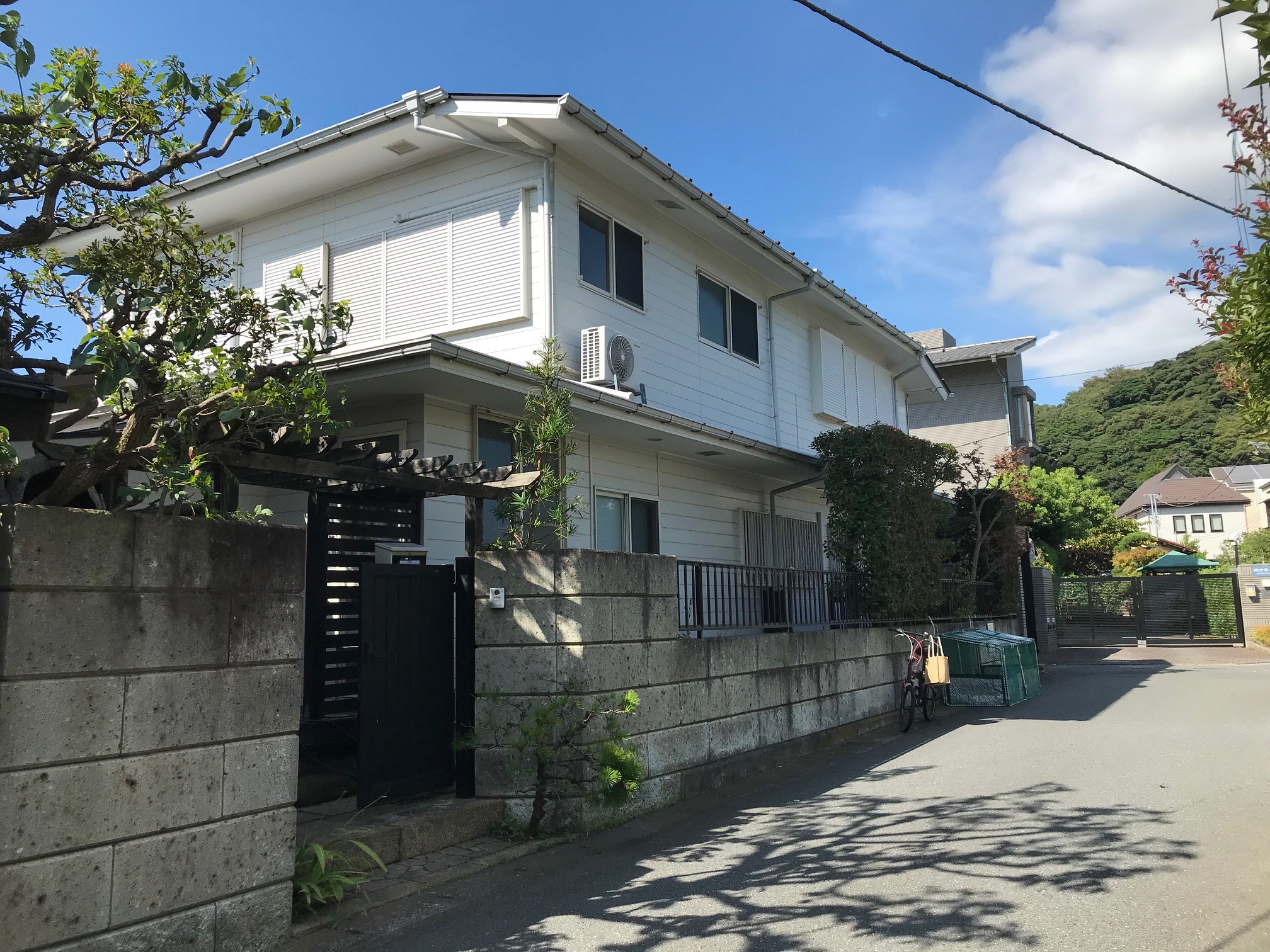 「食堂ペスカバ」の裏手に建つ戸建。