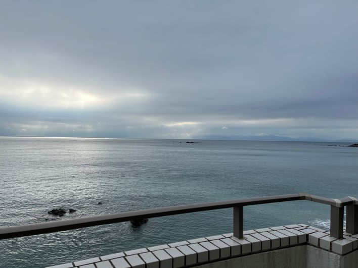 バルコニーからの景色。全部海。