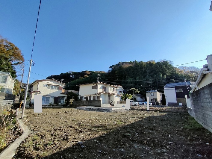 敷地全景。周りと同様に基本的には２階建ての造りが良いと思います。