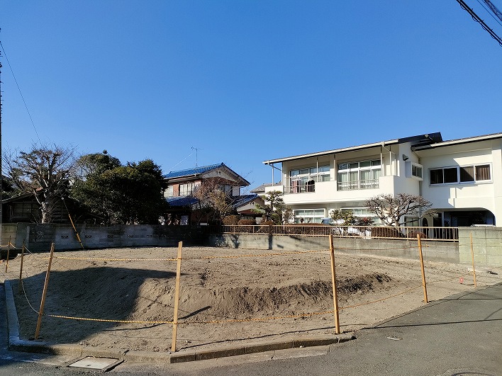 陽当たりや眺望を考えて、２階にリビングを作りたい。角地のため、車の出し入れはしやすいです。