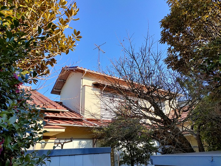 古家が残っていますが土地としての売り出しです。建物の日当たりばっちりなのが分かります。