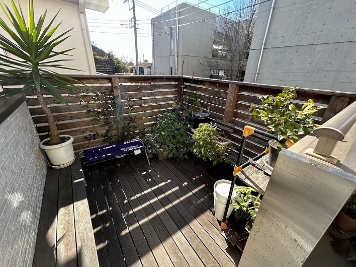 2階のウッドデッキ。ベンチもついてるの。ここでBBQ盛り上がること間違いなし。