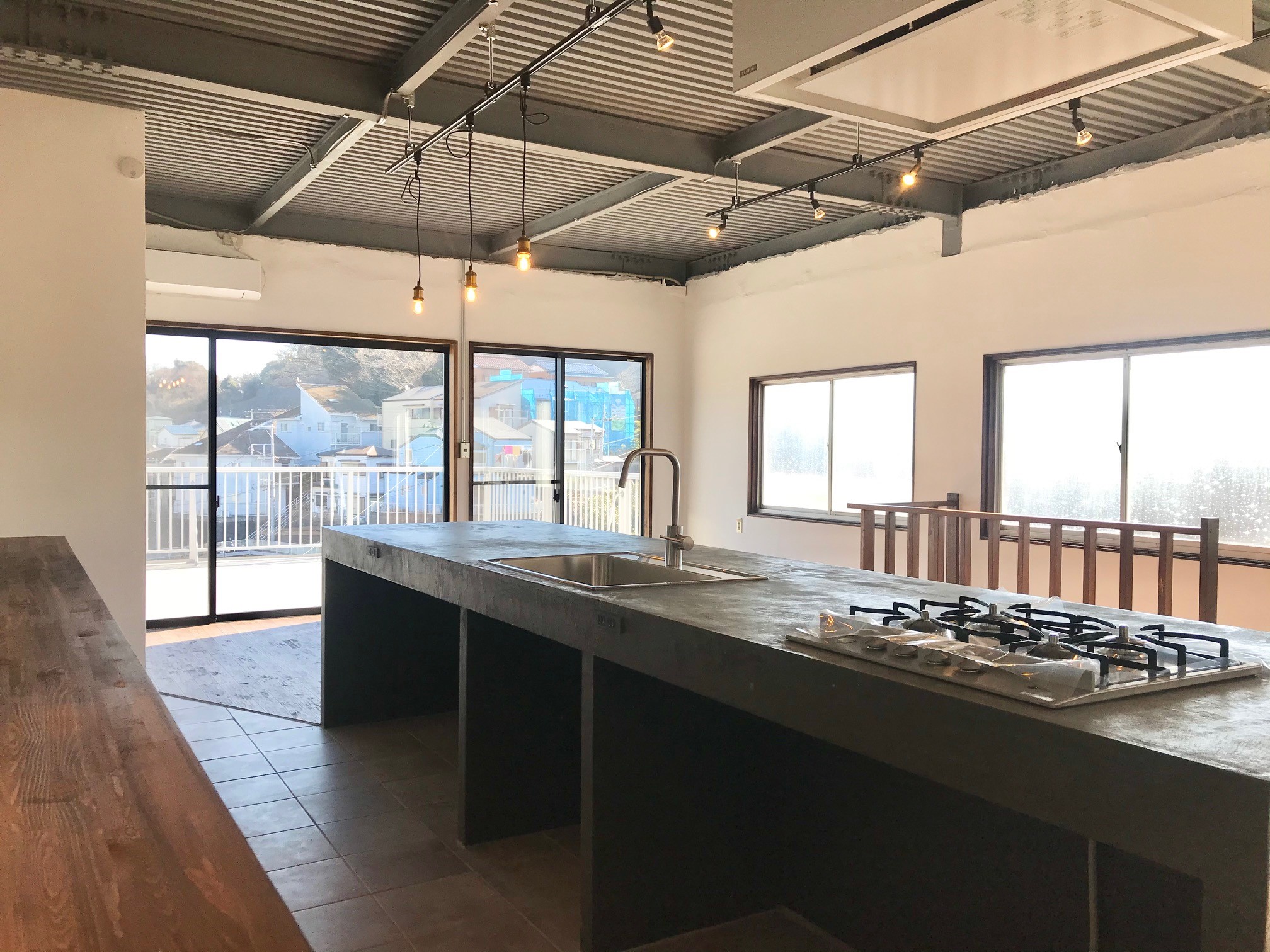 この立派過ぎる住居部分2階のキッチンたらもう！すかなごっそ、よこすかポートマーケット、佐島の丸吉商店などで新鮮な魚を買って、この大きなキッチンで豪快にさばきたい！