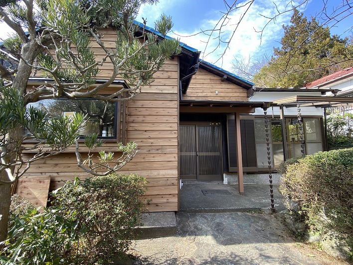 ぱっと見は平屋に見えますが、のび太君ハウス的に2階にポコッと可愛らしい居室があります