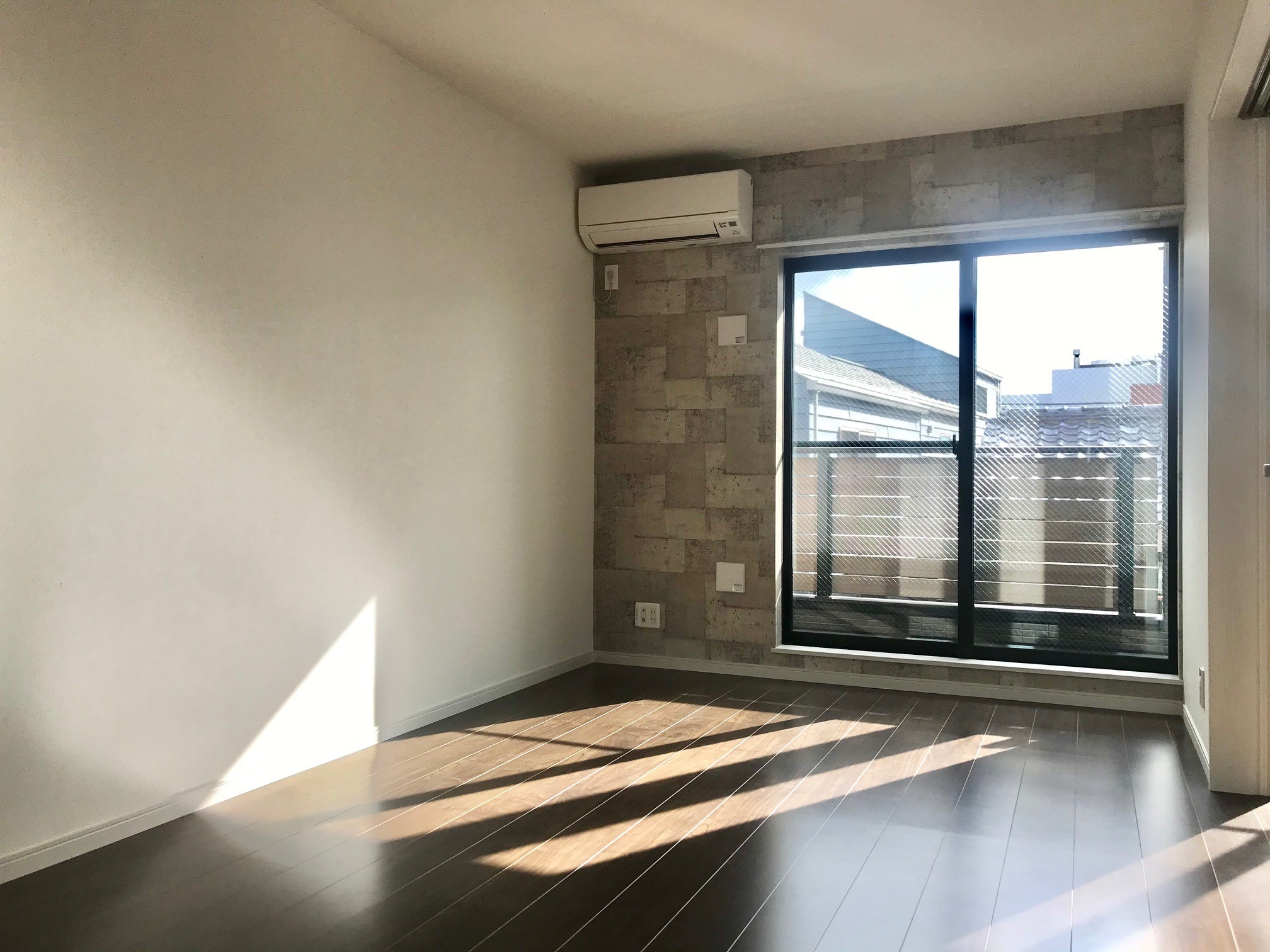 【リビング7.5畳】3階なのでよく陽が入って明るい部屋。