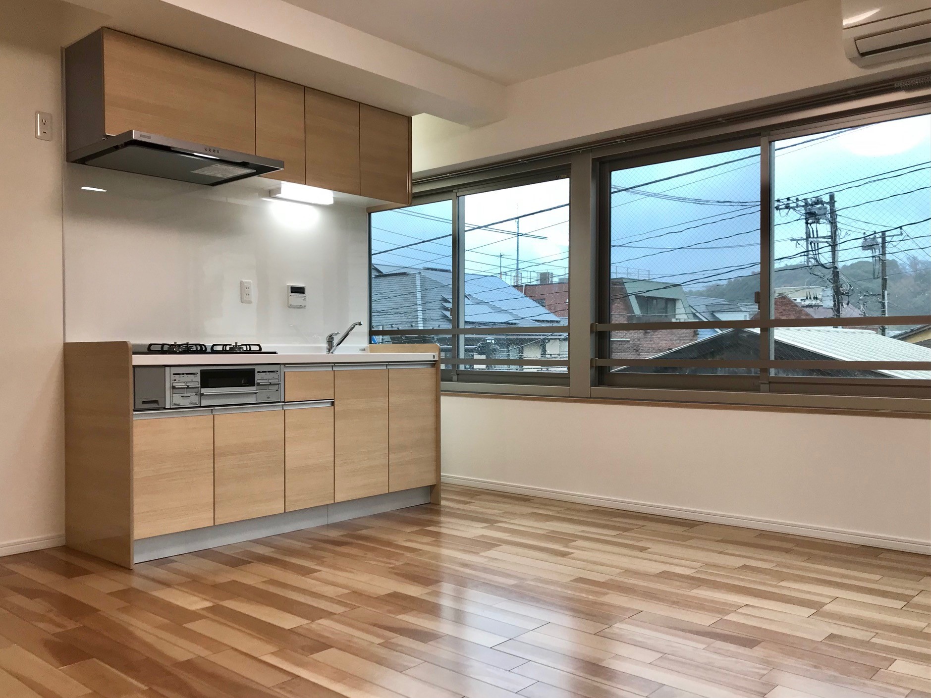 フルリフォーム仕立ての初めての入居者募集！開放的で明るいキッチンで何作る？