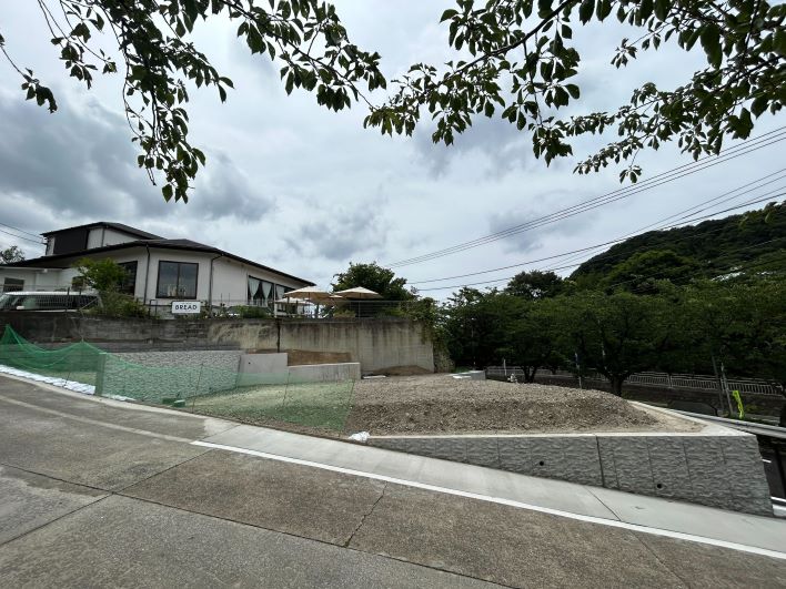 高台で開けており、山並みを望む立地です。