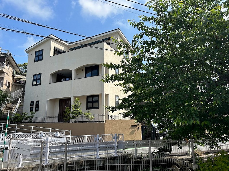 川沿いだけど、道路面からは上がった位置にある本物件。角地で開放感があっていい！