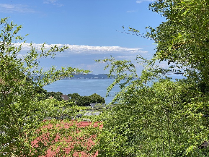 弓なりにカーブしている海岸線が気持ち良い眺め