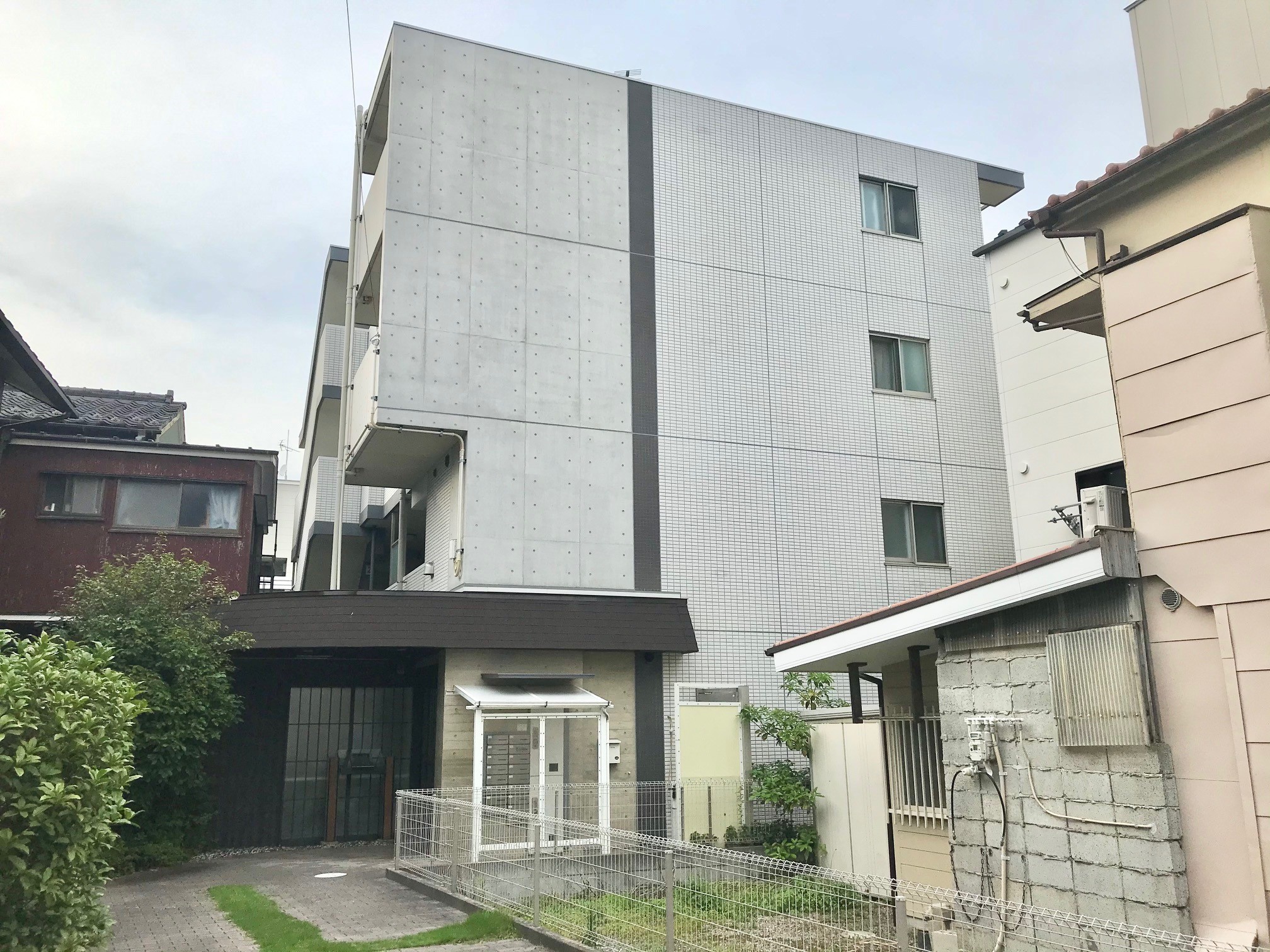 エンジョイワークスが運営するカフェHOUSE YUIGAHAMAまで徒歩1分のマンション！