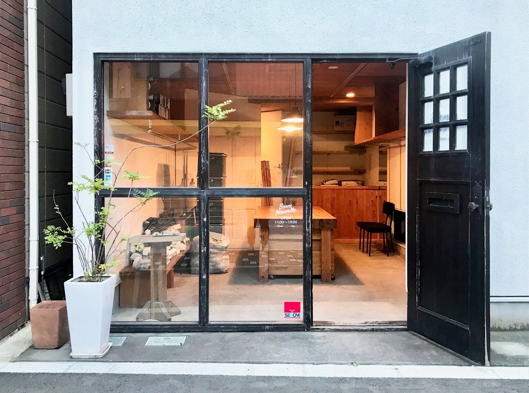 アンティークな店舗入口がナイス！このままでも使えそう！室内の様子が見えると入りやすいですね。