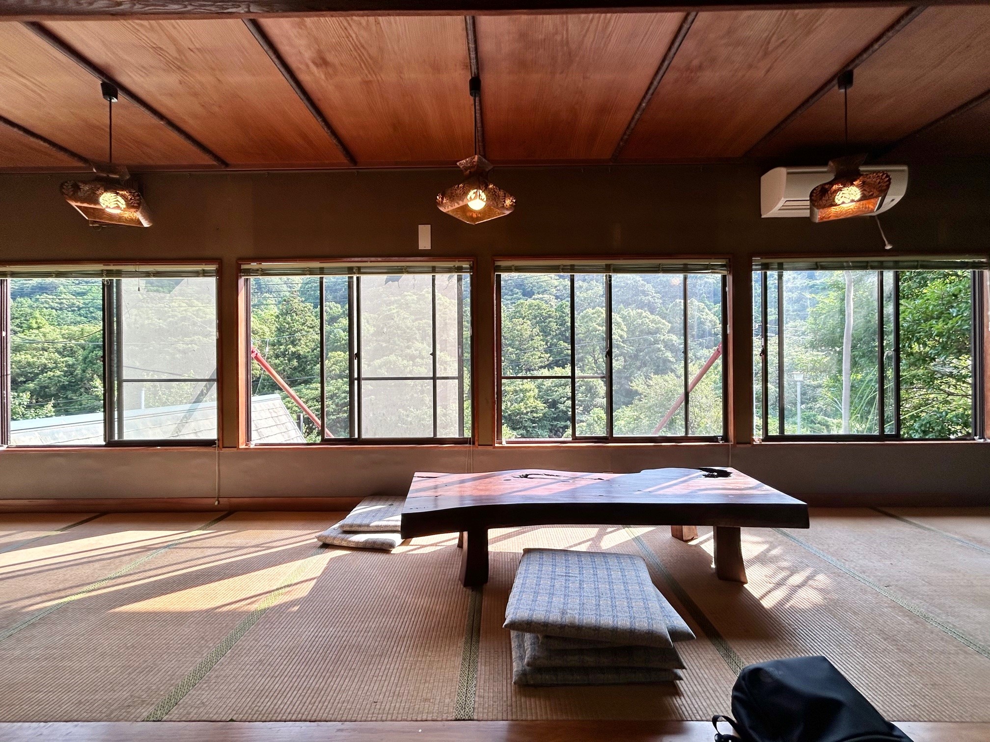 座敷からは清流のBGMとワンダービュー。お店の最強な武器になるはず！