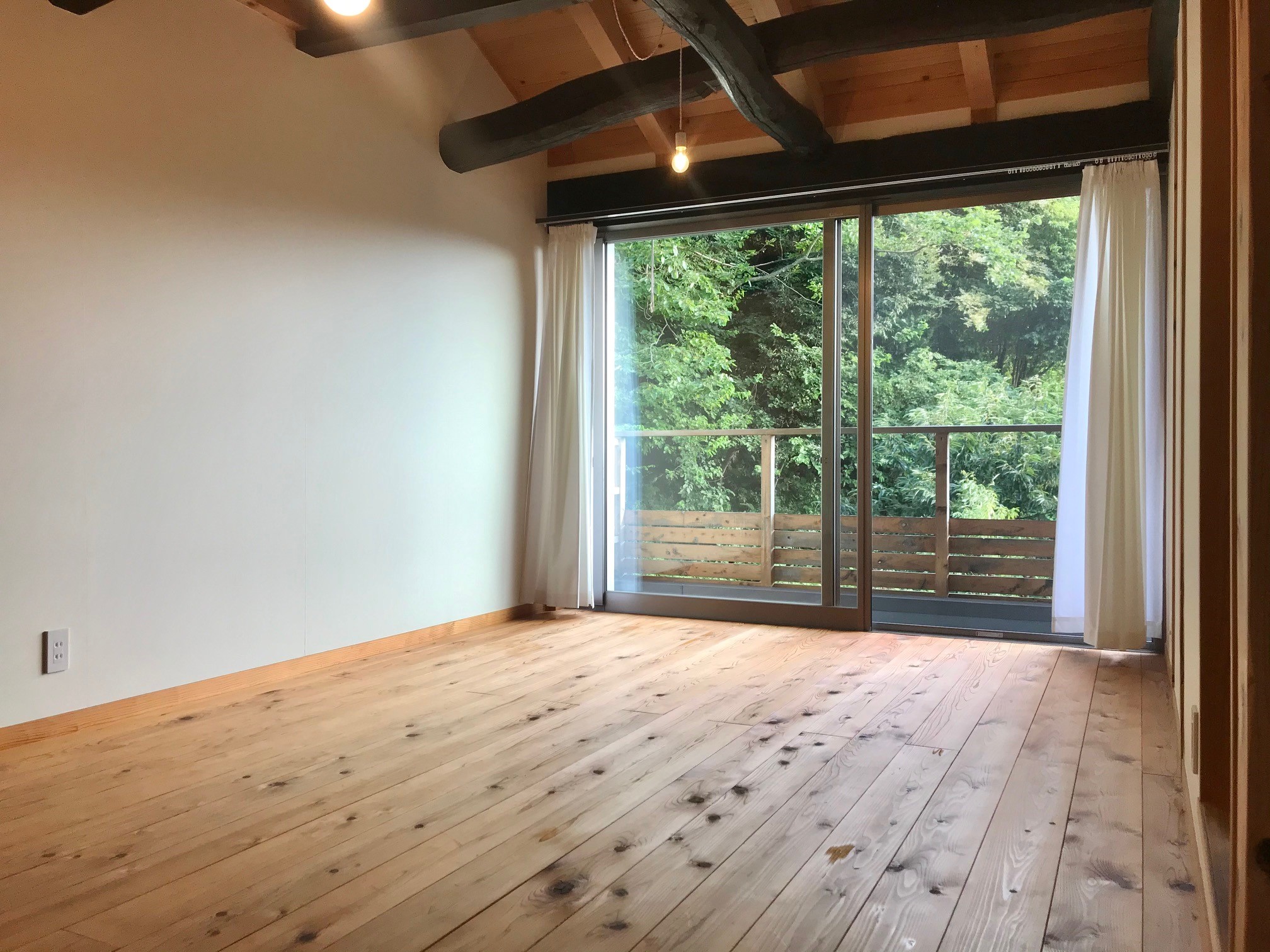 古い建具と新しい材を組み合わせることで生まれる空間は最高にグッとくる。