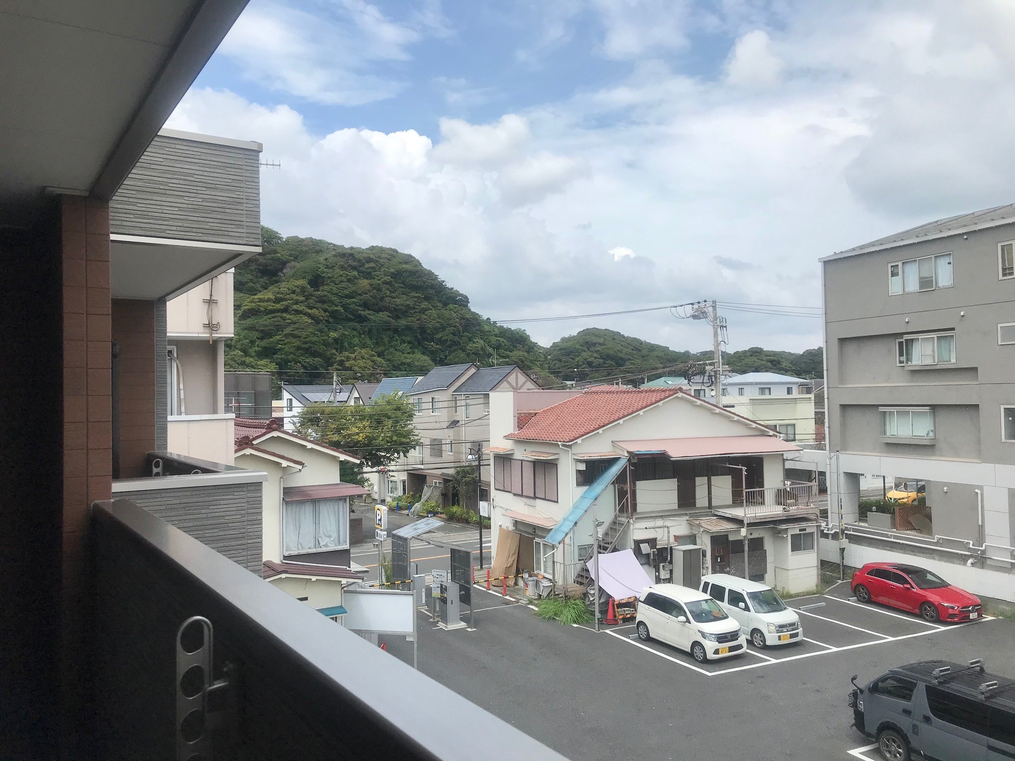 3階の部屋だからこその眺望。山のグリーンが見えるって大事。リモートワークで自宅時間長いしね。
