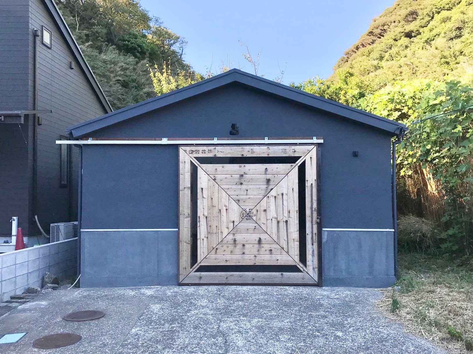 普通の倉庫だった建物がこんなふうに生まれ変わりました！スクエアの木の入口扉が、、、