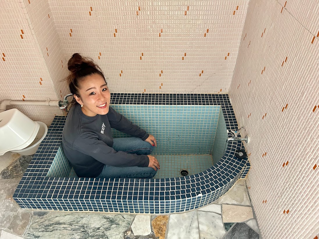 じゃじゃーん！これがお風呂！個別温泉！源泉から直接引き込んでおります！いい湯だな、アハハン♪