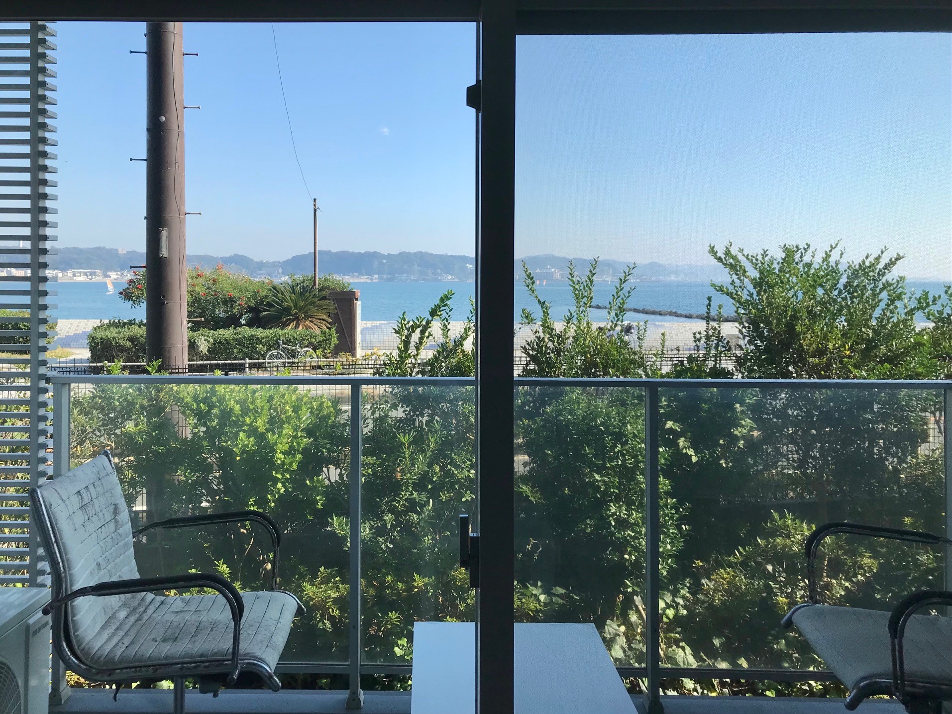 2階セカンドリビング6.9畳からは由比ヶ浜の海が見える！こんなふうにイスを置いてコーヒーでも飲みたい。