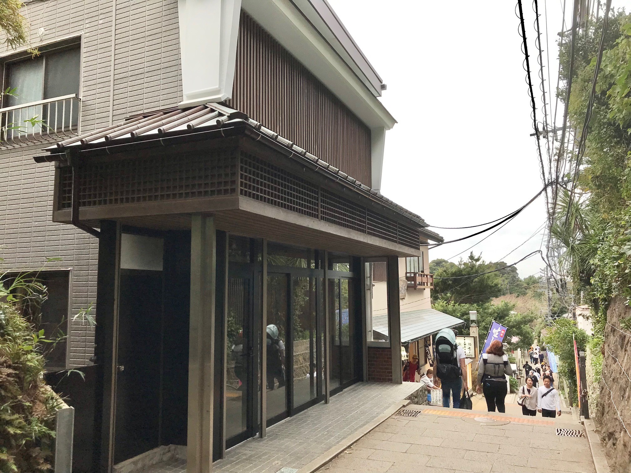 店舗外観は和の雰囲気。江の島シーキャンドルやサムエル・コッキング苑（植物園）からすぐそばの好立地。